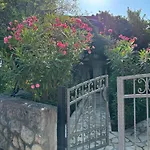 Seline, Pavic 公寓 *